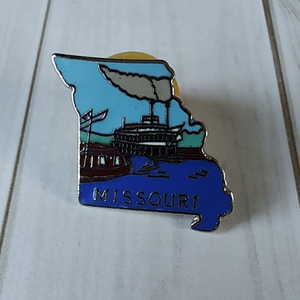 Missouri State Shaped Paddlewheel Boat Pin Souvenir Travel Hat Lapel Collectible